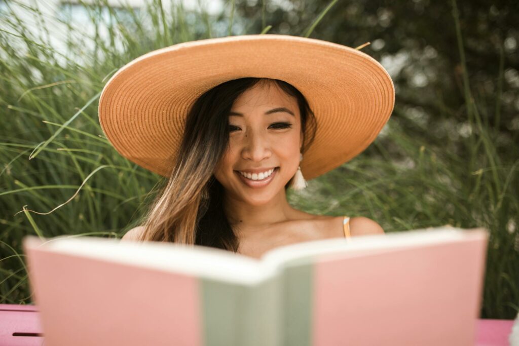 Lächelnde Frau liest ein Buch (von Mental Health America)